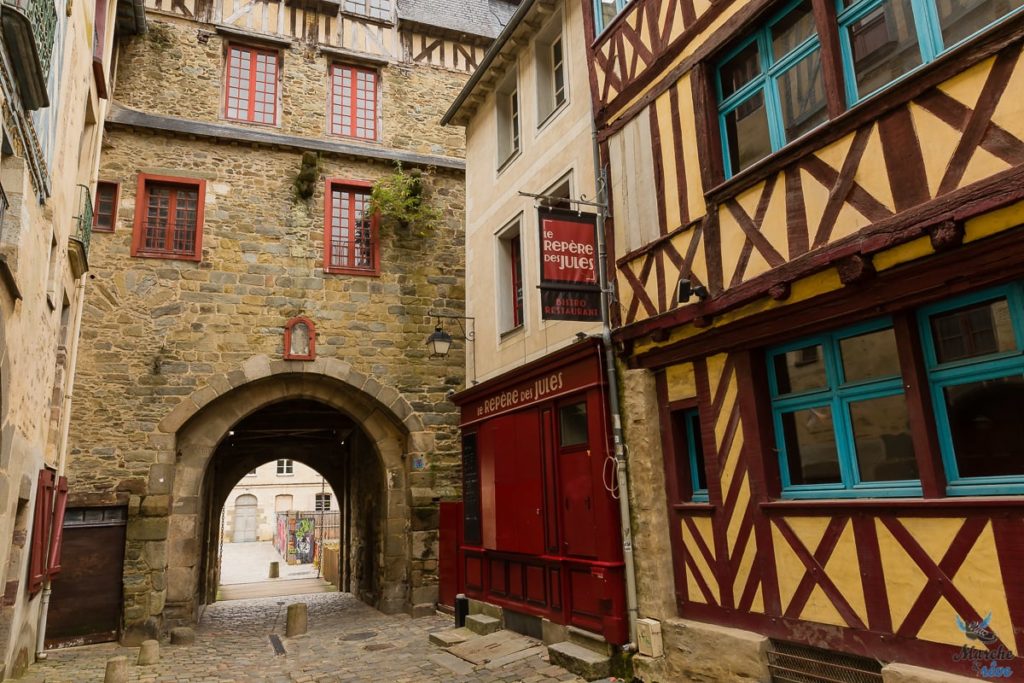 Ruelles de Rennes, en Bretagne, ressemblant Au comptoir des sorciers boutique Harry Potter